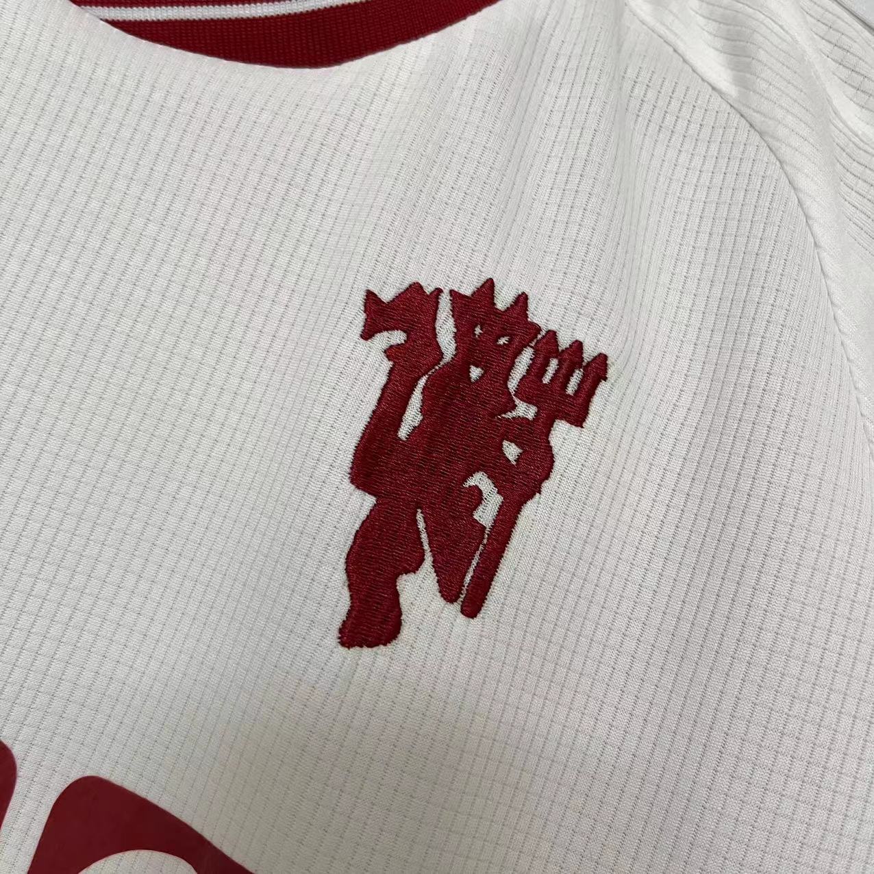 KIT INFANTIL MANCHESTER UNITED THIRD 23/24