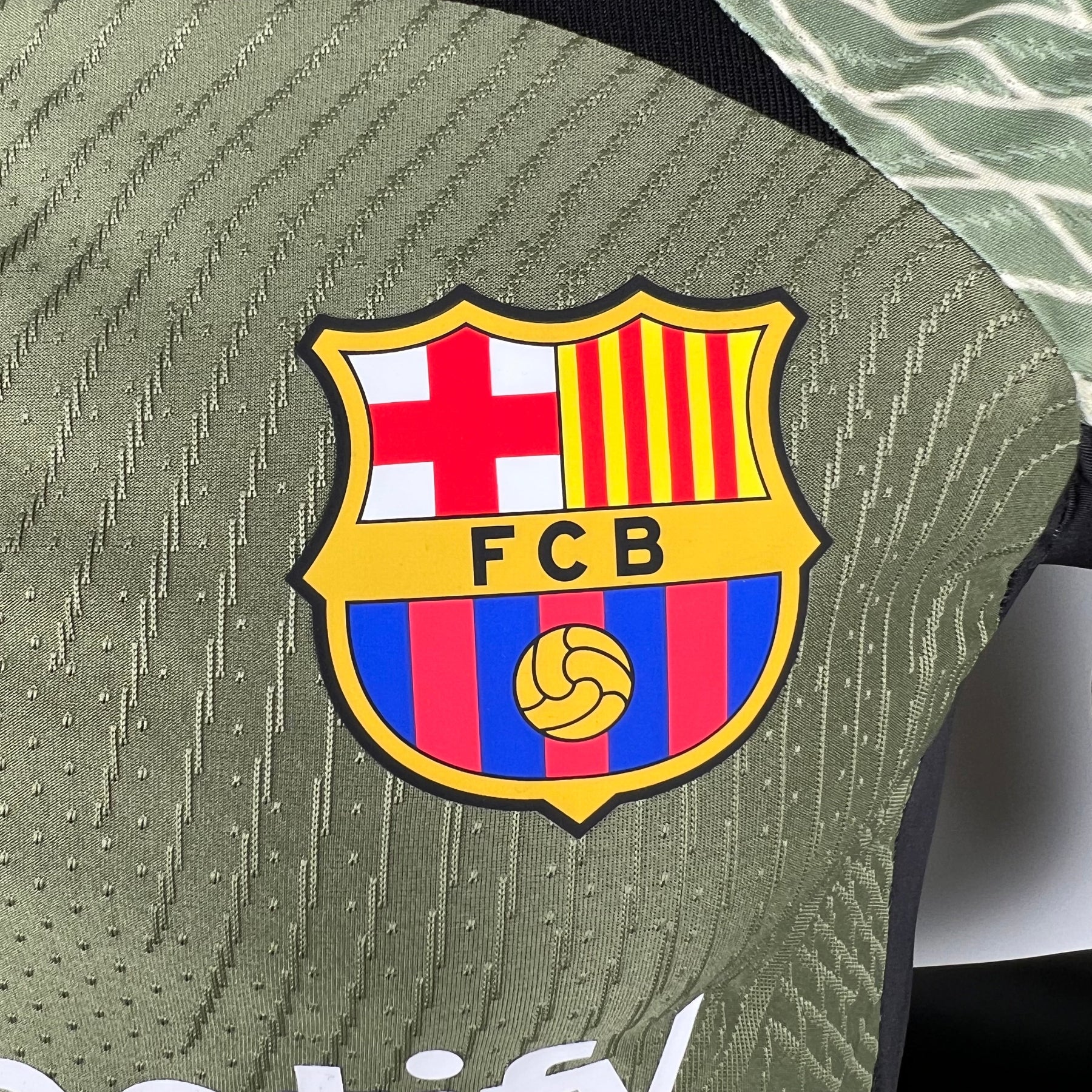 CAMISA BARCELONA VERSÃO JOGADOR TREINO GREEN 23/24