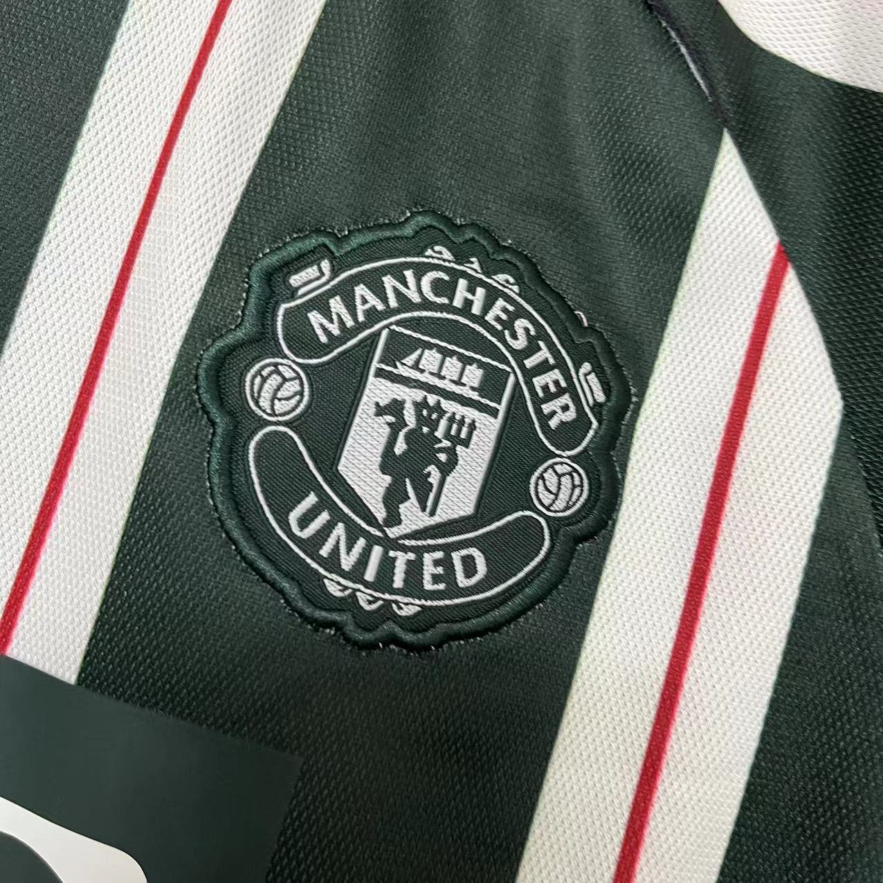 KIT INFANTIL MANCHESTER UNITED AWAY 23/24