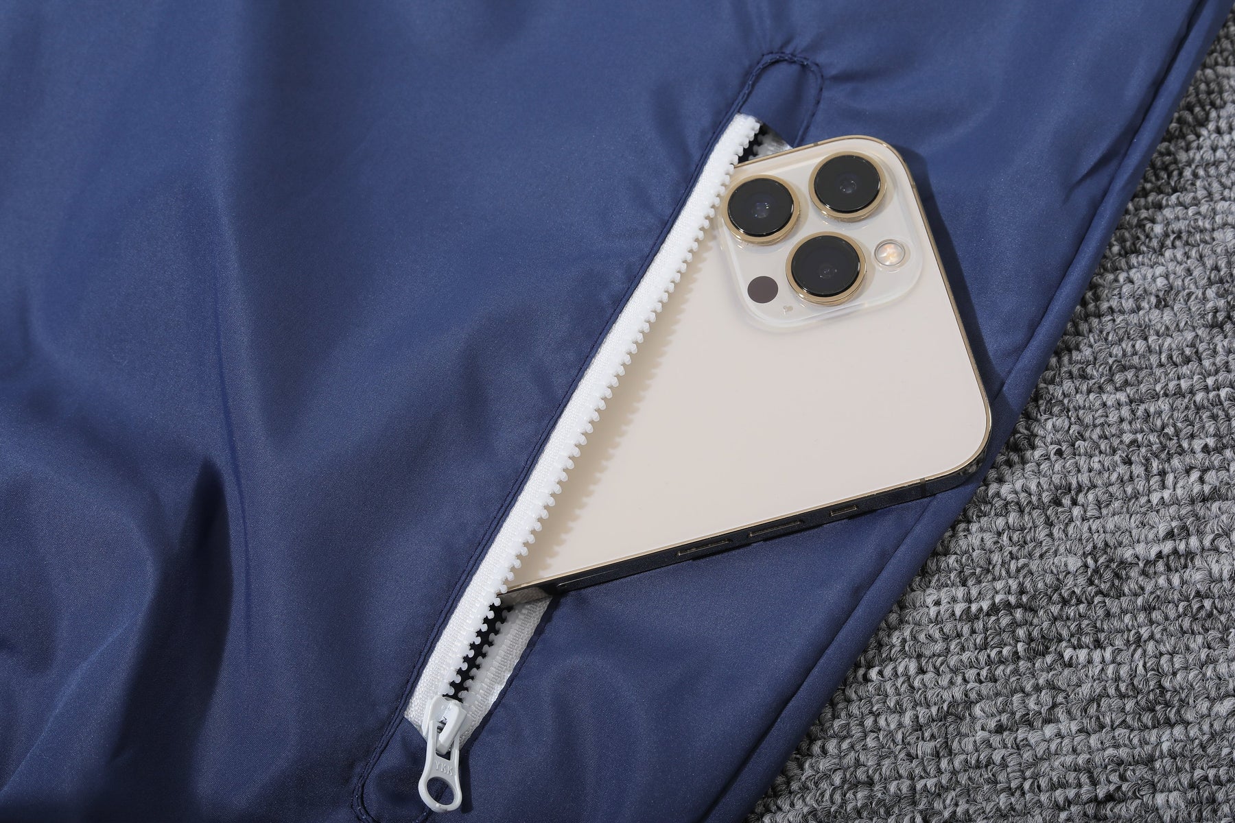 CORTA-VENTO REAL MADRID BLUE & WHITE 24/25