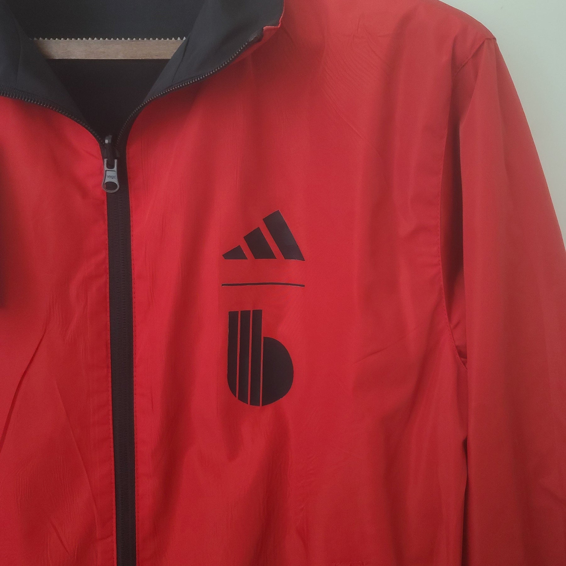 CORTA-VENTO BÉLGICA BLACK & RED DOIS EM UM 22/23