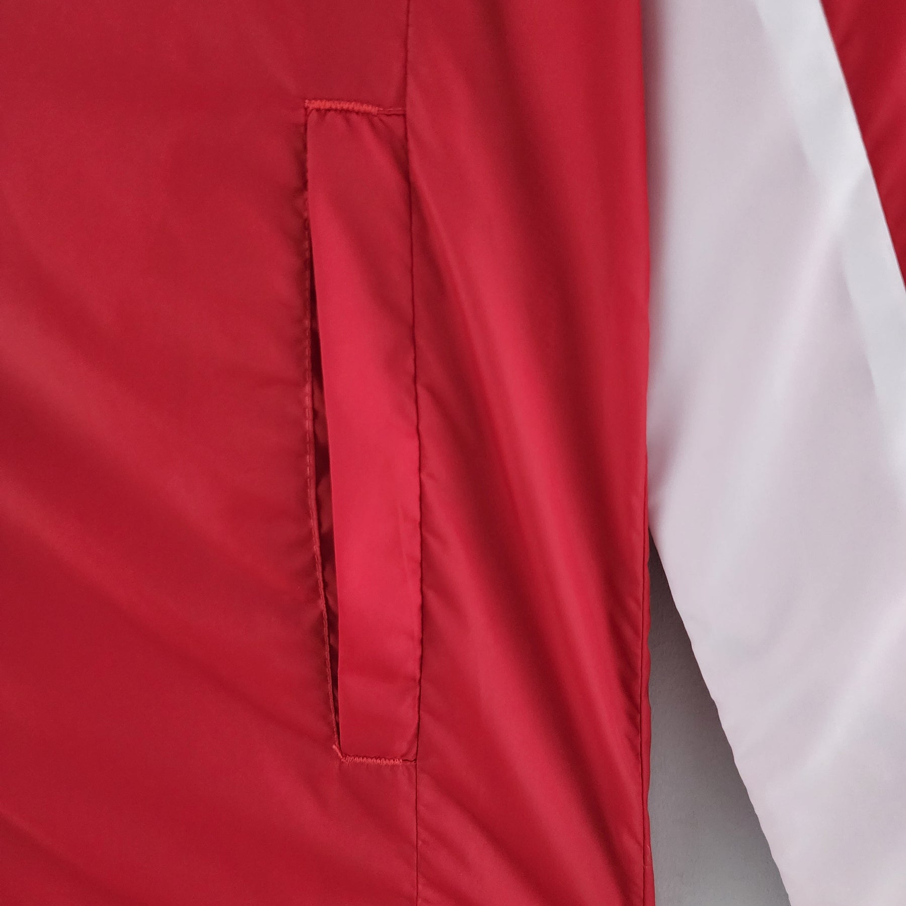 CORTA-VENTO LIVERPOOL RED 22/23