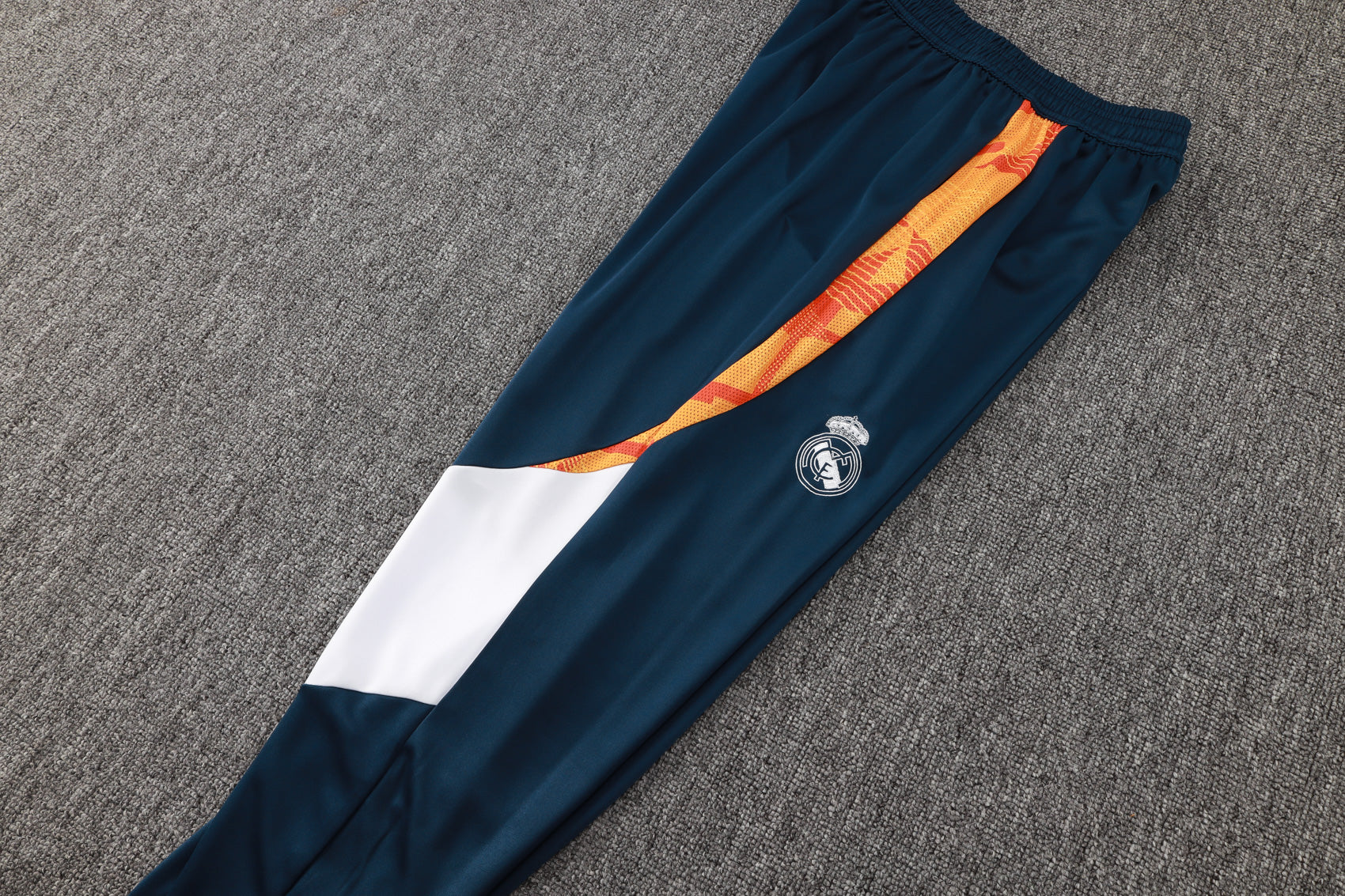 CONJUNTO DE TREINO REAL MADRID B824 24/25