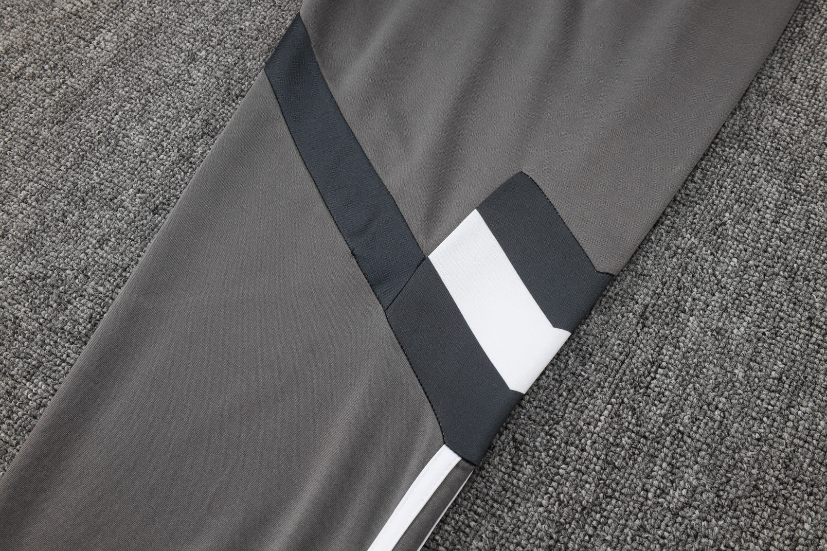 CONJUNTO DE TREINO REAL MADRID B971 24/25