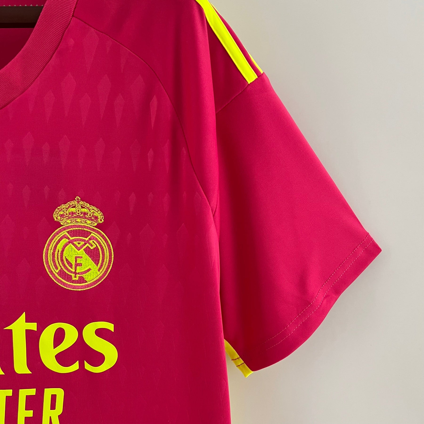 CAMISA REAL MADRID GOLEIRO PINK 23/24