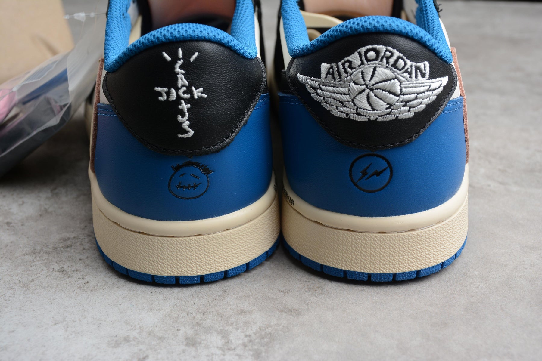 CAMISA TOTTENHAM X TRAVIS SCOTT DUNK LOW FRAGMENT