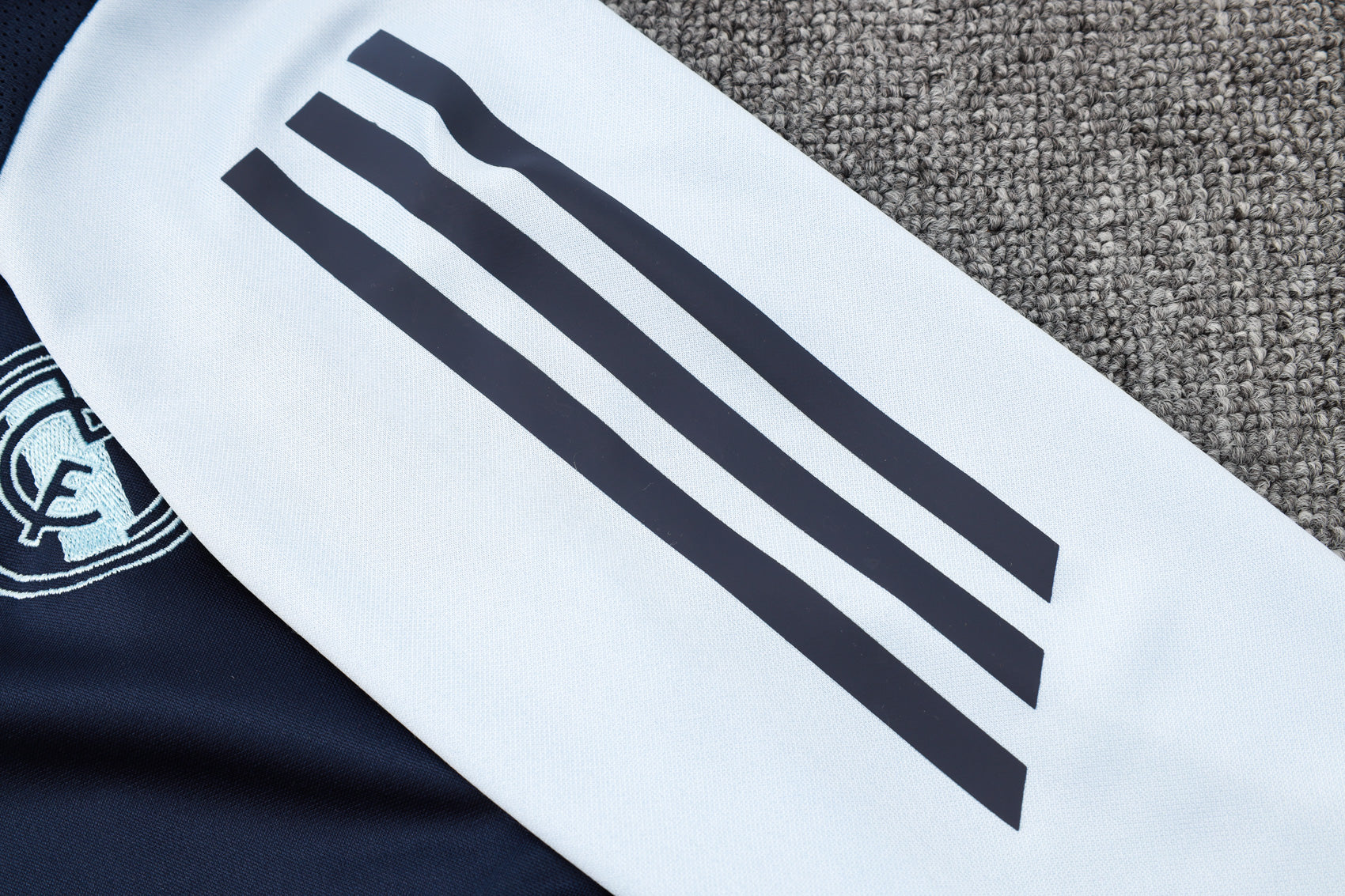 CONJUNTO DE TREINO REAL MADRID B895 24/25