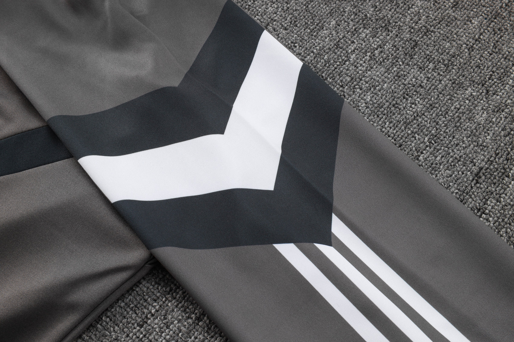 CONJUNTO DE TREINO REAL MADRID B971 24/25