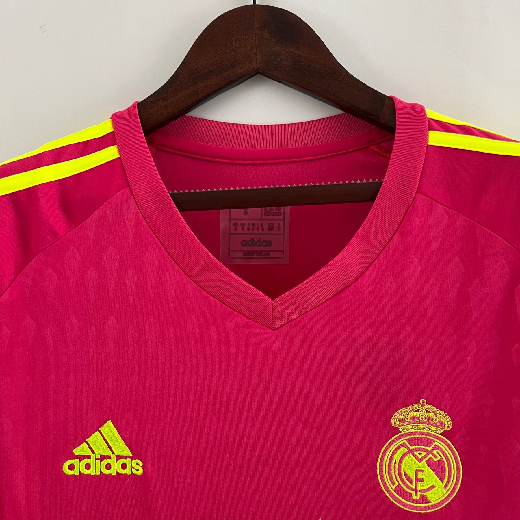 CAMISA REAL MADRID GOLEIRO PINK 23/24