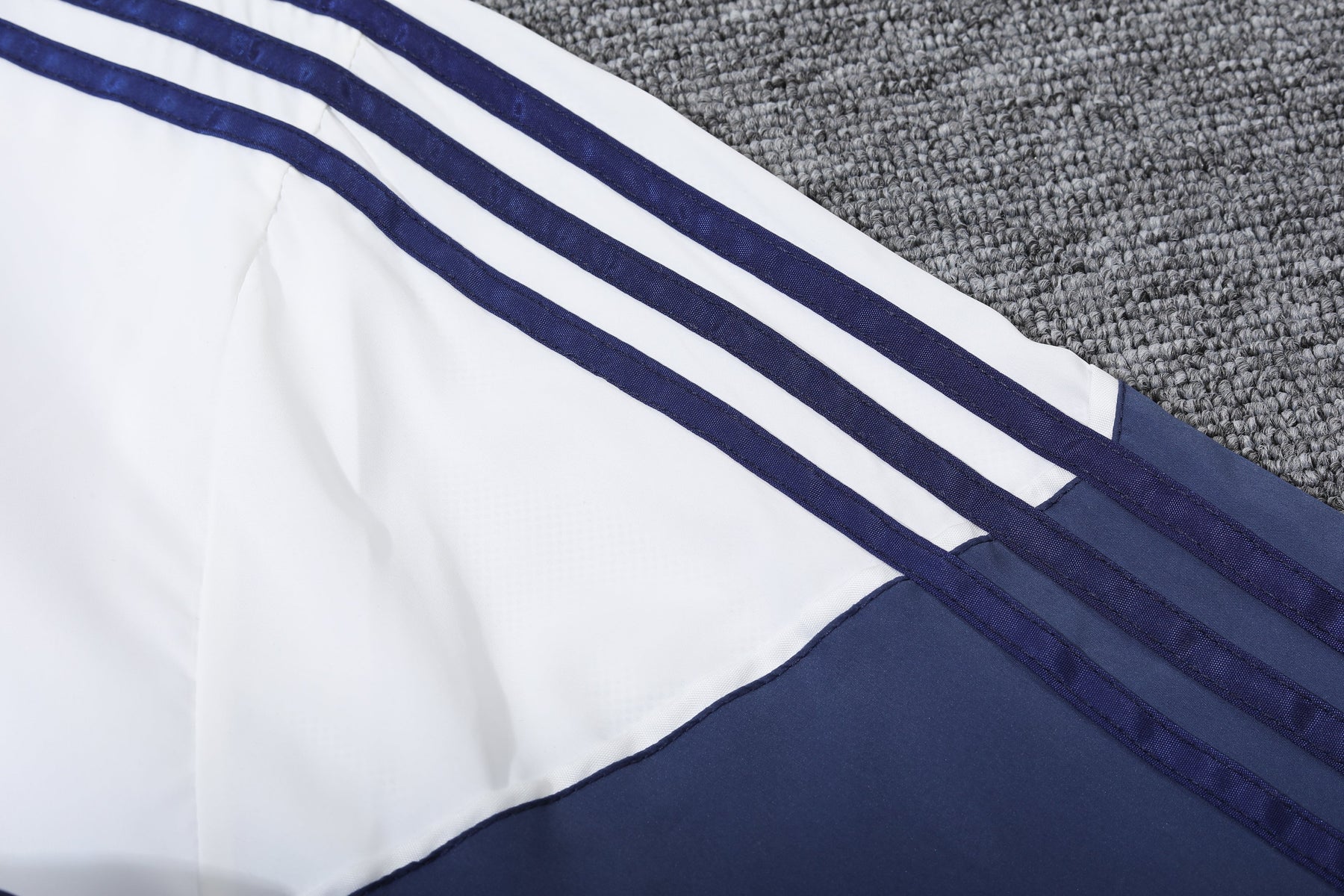 CORTA-VENTO REAL MADRID BLUE & WHITE 24/25